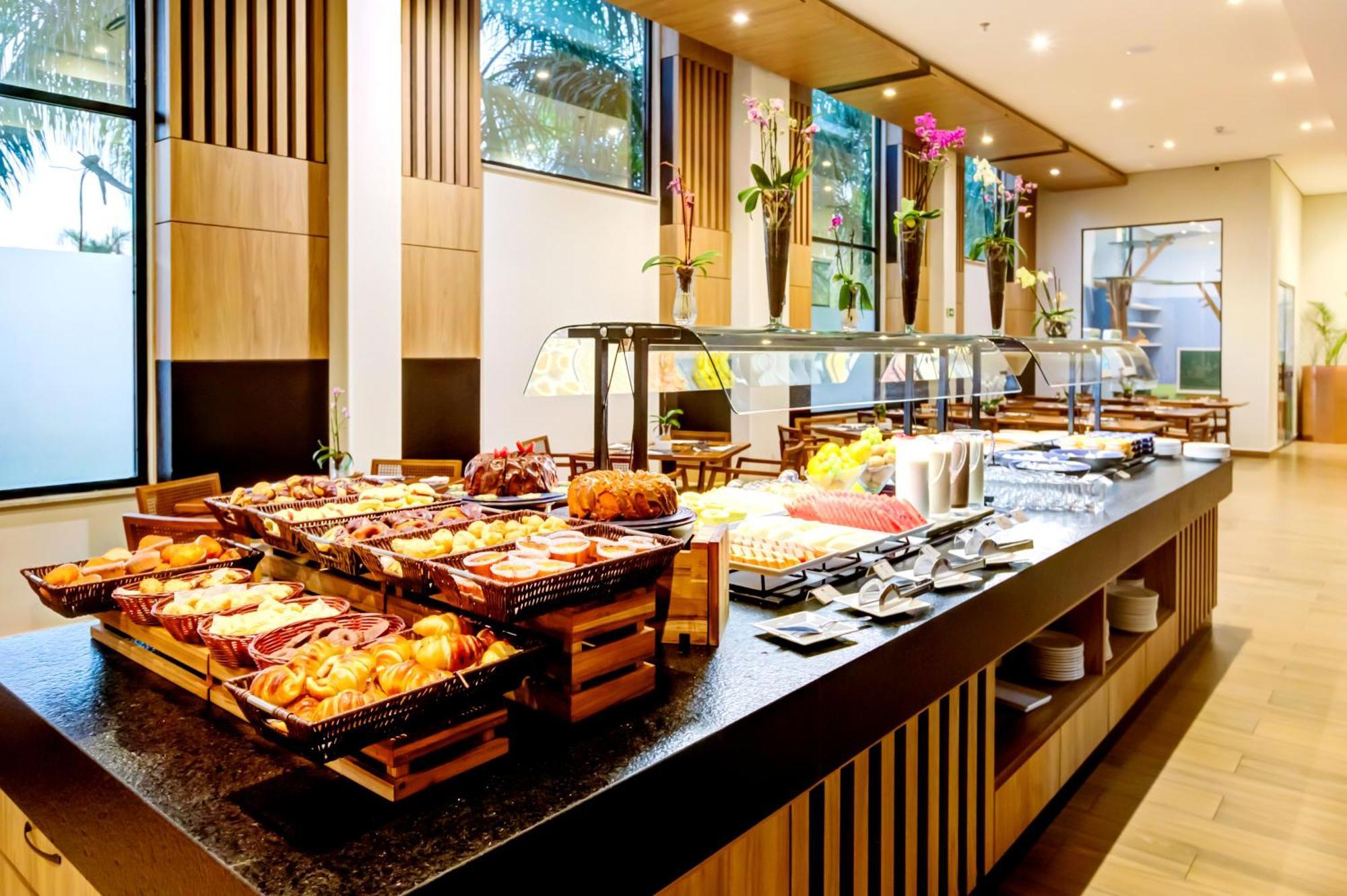 Doubletree By Hilton - Resort - Фос ду Игуасу Екстериор снимка A buffet at a hotel