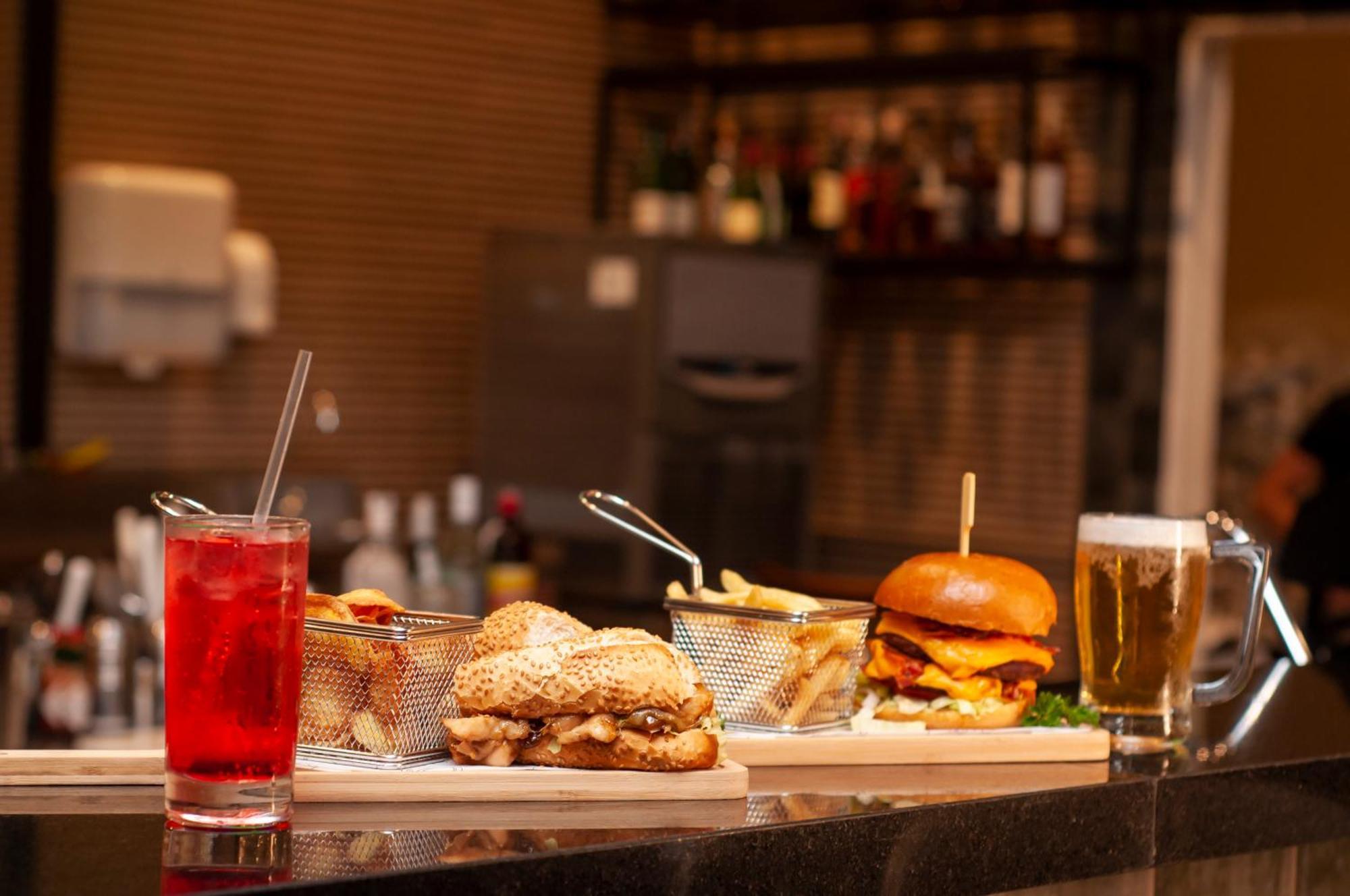 Doubletree By Hilton - Resort - Фос ду Игуасу Екстериор снимка A selection of food and drink at the bar
